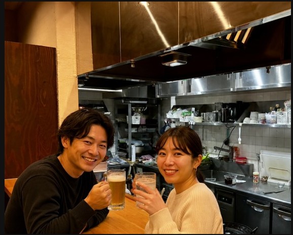 カウンターで過ごす居酒屋の店内